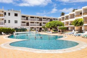 Bazén v ubytování PLAYA DE LA ARENA Holiday Home by Sunkeyrents nebo v jeho okolí