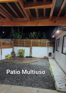 une terrasse avec un toit en bois et une clôture dans l'établissement Casa Sofía, à Constitución
