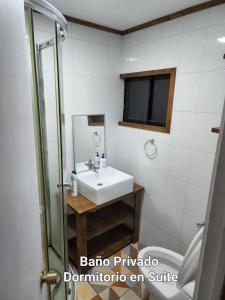 La salle de bains est pourvue d'un lavabo et d'un miroir. dans l'établissement Casa Sofía, à Constitución