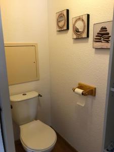 bagno con servizi igienici e carta igienica di Bel appartement en résidence avec piscine a Orelle Altre 42 foto
