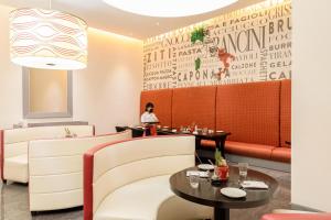 Uma área de estar em ibis Mall Avenue Dubai