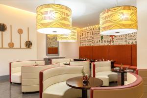 Uma área de estar em ibis Mall Avenue Dubai