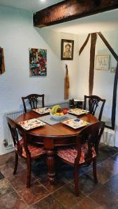 Reštaurácia alebo iné gastronomické zariadenie v ubytovaní Quirky 18th Century Thatched Cottage