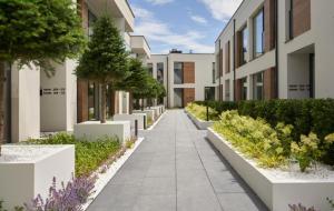 a walkway in front of a building at Apartament Olimpijska przy jeziorze Ukiel in Olsztyn