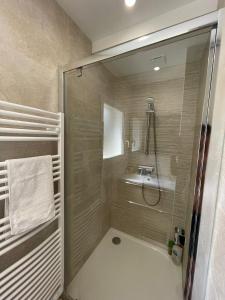 uma casa de banho com um chuveiro e um lavatório. em Carry le Rouet : superbe T2 neuf em Carry-le-Rouet