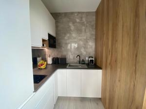 Kuchyňa alebo kuchynka v ubytovaní Apartament LOFT 74 Z Widokiem Na Morze - 365PAM