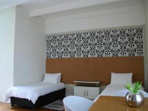 Postel nebo postele na pokoji v ubytování Knysna Inn