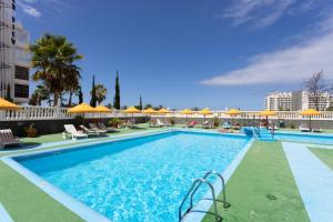 Bazén v ubytování SUNNY Olympia By Sunkeyrents nebo v jeho okolí