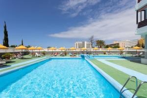 Bazén v ubytování SUNNY Olympia By Sunkeyrents nebo v jeho okolí