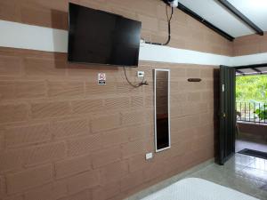 einen Flachbild-TV an der Wand eines Zimmers in der Unterkunft CASA FINCA RANCHO APPALOOSA Vereda TIERRA LINDA Finca # 3 in Urrao