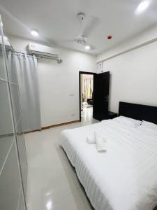 Postel nebo postele na pokoji v ubytování BODU ASHI MALDIVES - Central 3 Bedroom Apartment