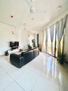 un ampio soggiorno con divano e TV di BODU ASHI MALDIVES - Central 3 Bedroom Apartment a Hulhumale