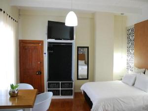Postel nebo postele na pokoji v ubytování Knysna Inn
