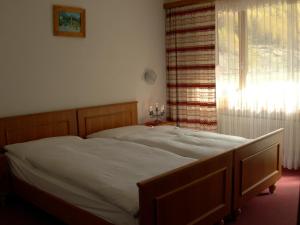 Letto o letti in una camera di Hotel Adler
