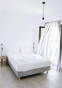 プラカにあるStudio Tolakisの窓付きの客室の白いベッド1台