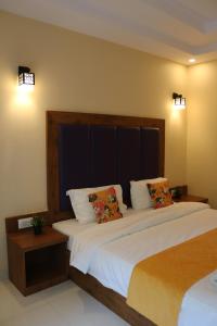 Un dormitorio con una cama grande con dos almohadas. en Hotel Centro, en Calangute 40 fotos más