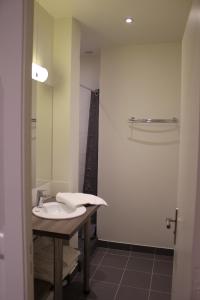 パリにあるトゥール エッフェル グルネルのバスルーム(洗面台、鏡付)