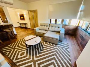 a living room with a couch and a rug at Sabe Center in Asunción