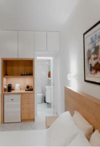 雅典的住宿－Luxury Studio in the heart of Kolonaki，白色的客房设有厨房和浴室