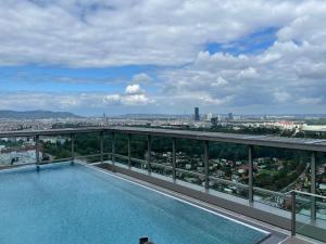 een zwembad op het dak van een gebouw bij Exclusive 2-Bedroom condo with Pool & Balcony in Wenen
