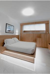uma cama com uma plataforma de madeira num quarto em Luxury Studio in the heart of Kolonaki em Atenas