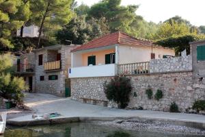 dom z kamienną ścianą obok wody w obiekcie Apartments by the sea Basina, Hvar - 116 w mieście Vrboska