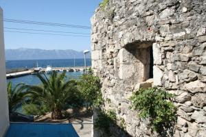 eine Steinmauer mit Meerblick in der Unterkunft Apartments by the sea Sucuraj, Hvar - 136 in Sućuraj