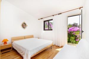 Postel nebo postele na pokoji v ubytování Apartments by the sea Prizba, Korcula - 149