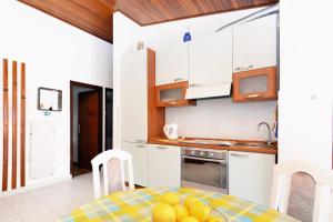 Kuchyň nebo kuchyňský kout v ubytování Apartments by the sea Prizba, Korcula - 149
