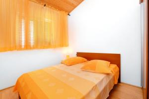 Postel nebo postele na pokoji v ubytování Apartments by the sea Prizba, Korcula - 149