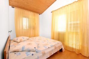 Postel nebo postele na pokoji v ubytování Apartments by the sea Prizba, Korcula - 149