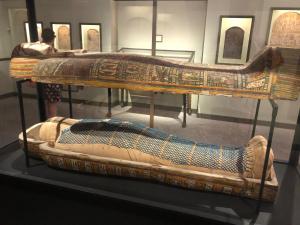 un display in un museo con due letti esposti di Bel appartement en résidence avec piscine a Orelle
