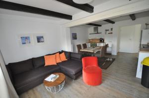sala de estar con sofá y mesa en Landhaus Sandra, en Lütow