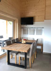 a dining room with a wooden table and chairs at Blockhaus Waldspiel in Ratten