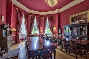 una sala da pranzo con un lungo tavolo e sedie di The Castle By Group Retreats a Hartlepool