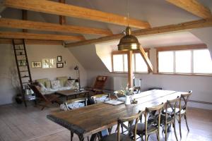 德勒斯登的住宿－Villa Sunnyside 1，一间带木桌和椅子的用餐室