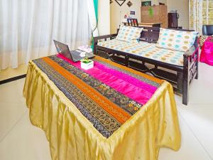 een bed met een laptop op een kamer bij OYO LIFE 91551 Gwen Syariah Homestay in Malang