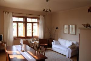 德勒斯登的住宿－Villa Sunnyside 1，客厅配有桌子和白色沙发