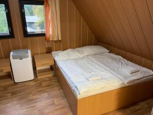 Ein Bett oder Betten in einem Zimmer der Unterkunft Chata Lucka