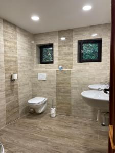 ein Badezimmer mit Toilette und Waschbecken in der Unterkunft Chata Lucka in Bítov