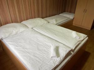 Ein Bett oder Betten in einem Zimmer der Unterkunft Chata Lucka