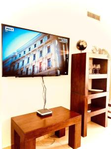 telewizor z płaskim ekranem wiszący na ścianie w obiekcie Nuestro Rincón en la Playa, Golf ,Piscina y parking gratis w mieście Torre de Benagalbón