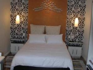 Postel nebo postele na pokoji v ubytování Knysna Inn