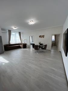 a large living room with a table and a couch at Furtuntec in Tecuci