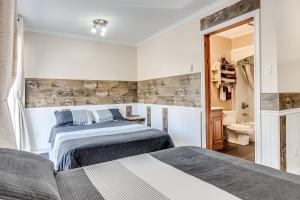 ein Schlafzimmer mit 2 Betten und ein Badezimmer in der Unterkunft Le Saint Alex in Saint-Alexis-des-Monts
