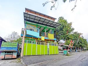 kolorowy budynek po stronie ulicy w obiekcie OYO 91572 Kost Esklusif Barokah w mieście Pasuruan