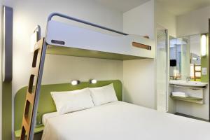 
A bunk bed or bunk beds in a room at Ibis Budget Madrid Vallecas

