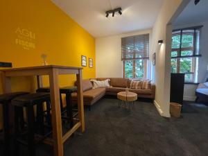 Agli Hotel في نوردين: غرفة معيشة مع أريكة وطاولة