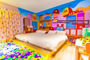 - une chambre avec un grand lit et de nombreuses balles dans l'établissement LoveBaby Homestay, à Luodong