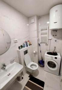 un bagno bianco con un water e un lavandino di New York - Central Point a Podgorica